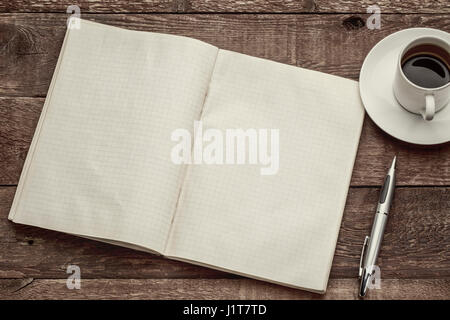 Ancien ordinateur portable blanc ouvert sur une table en bois rustique barn avec une tasse de café, sépia Banque D'Images