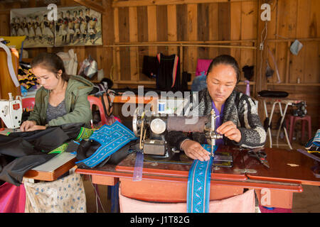 Les femmes Hmong en vêtements traditionnels de la ville de Phonsavan dans la province de Xieng Khuang Lao du nord en southeastasia. Banque D'Images