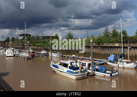 Bateaux au Port, jetées à Wisbech River Nene, Wisbech town, Fenland, Cambridgeshire, Angleterre, Royaume-Uni Banque D'Images