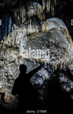 Guide devant flowstone, les dépôts de calcite dans les grottes de Han-sur-Lesse / Grottes de Han, Ardennes, Belgique Banque D'Images