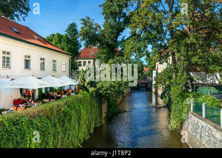 Café sur le Certovka canal (démons) à partir de l'île Kampa, Mala Strana, Prague, République Tchèque Banque D'Images