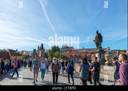 Le Pont Charles sur la Vltava en regardant vers le château de Prague et les flèches de la Cathédrale St Vitus, Prague, République Tchèque Banque D'Images