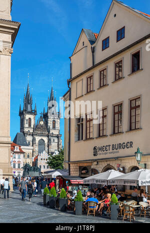 Cafe de la Place Franz Kafka à la place propre à nos anciennes et l'église de Notre-Dame de Týn, Staré Město, Prague, République Tchèque Banque D'Images