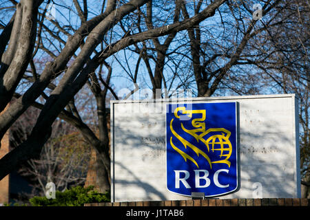 Un logo affiche à l'extérieur de l'établissement occupé par la Banque Royale du Canada (RBC) à Burlington, ON, Canada le 14 avril 2017. Banque D'Images