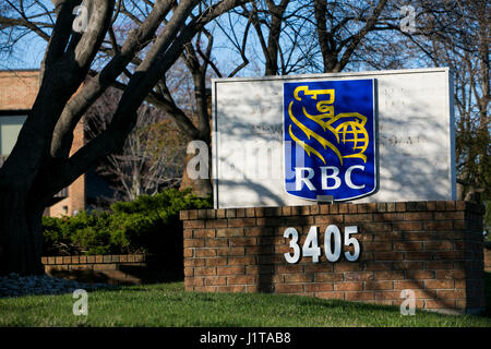 Un logo affiche à l'extérieur de l'établissement occupé par la Banque Royale du Canada (RBC) à Burlington, ON, Canada le 14 avril 2017. Banque D'Images