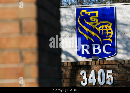 Un logo affiche à l'extérieur de l'établissement occupé par la Banque Royale du Canada (RBC) à Burlington, ON, Canada le 14 avril 2017. Banque D'Images