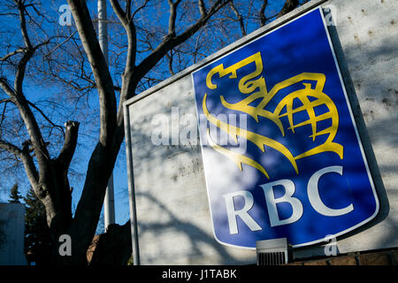 Un logo affiche à l'extérieur de l'établissement occupé par la Banque Royale du Canada (RBC) à Burlington, ON, Canada le 14 avril 2017. Banque D'Images