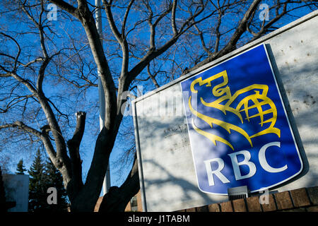 Un logo affiche à l'extérieur de l'établissement occupé par la Banque Royale du Canada (RBC) à Burlington, ON, Canada le 14 avril 2017. Banque D'Images