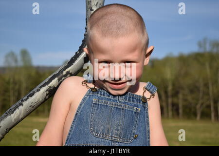 Caterpillar grimpant fleur jaune et smiling boy Banque D'Images