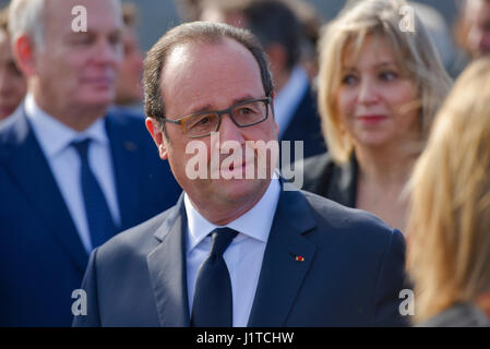 Buenos Aires, Argentine - 25 Février 2016 : Le Président français François Hollande, honore les victimes de la dictature argentine avec une visite au Monument aux victimes du terrorisme d'État. Banque D'Images