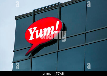 Un logo affiche à l'extérieur d'un établissement occupé par Yum ! Brands, Inc., à Vaughan, Ontario, Canada, le 16 avril 2017. Banque D'Images