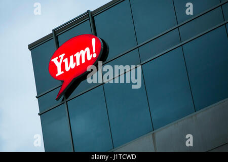 Un logo affiche à l'extérieur d'un établissement occupé par Yum ! Brands, Inc., à Vaughan, Ontario, Canada, le 16 avril 2017. Banque D'Images