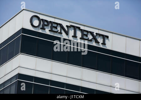 Un logo affiche à l'extérieur du siège de l'Open Text Corporation à Waterloo, Ontario, Canada, le 15 avril 2017. Banque D'Images