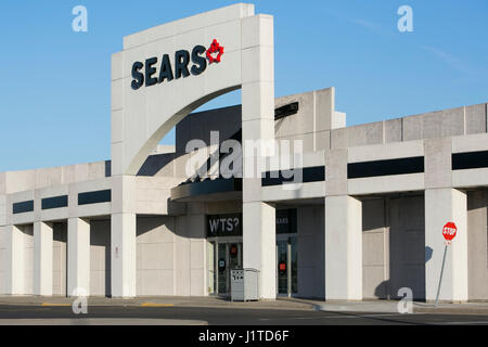 Un logo affiche à l'extérieur d'un magasin de détail Sears à Burlington, ON, Canada le 14 avril 2017. Banque D'Images