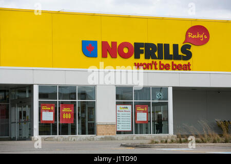 Un logo d'une enseigne à l'extérieur No Frills grocery store à Mississauga, Ontario, Canada, le 16 avril 2017. Banque D'Images