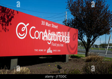 Un logo affiche à l'extérieur de l'usine Chef Boyardee, une filiale d'Aliments ConAgra, à Milton, New York le 17 avril 2017. Banque D'Images