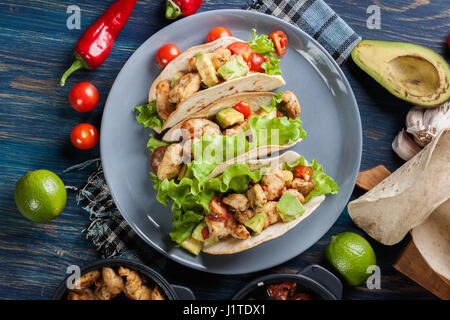 Authentique cuisine mexicaine tacos au poulet et salsa à l'avocat, les tomates et les piments. La cuisine mexicaine. Vue d'en haut Banque D'Images