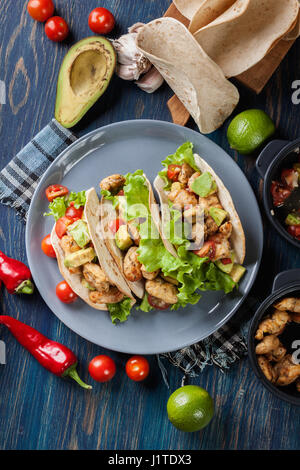 Authentique cuisine mexicaine tacos au poulet et salsa à l'avocat, les tomates et les piments. La cuisine mexicaine. Vue d'en haut Banque D'Images
