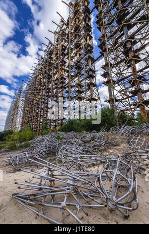 Ancien système radar soviétique appelé Duga à Tchernobyl-2 base militaire, la centrale nucléaire de Tchernobyl en Ukraine, la zone d'Aliénation Banque D'Images