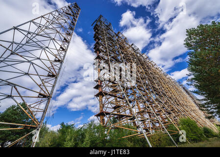 Vue du sol de l'ancien système radar soviétique appelé Duga près de Cherobyl en ville centrale nucléaire de Tchernobyl en Ukraine, la zone d'Aliénation Banque D'Images