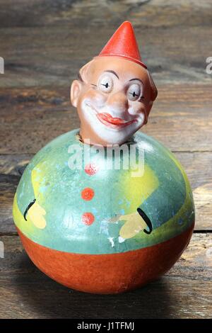 Roly-poly antique doll sur fond de bois Banque D'Images