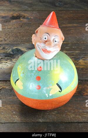 Roly-poly antique doll sur fond de bois Banque D'Images