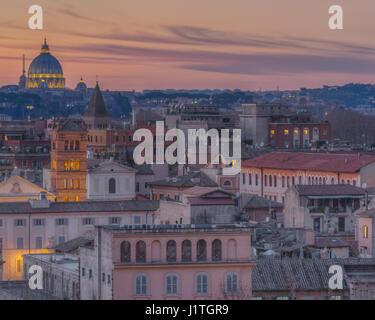 Basilique de San Pietro et les toits de Trastevere pris du Giardino degli Aranci au coucher du soleil Banque D'Images