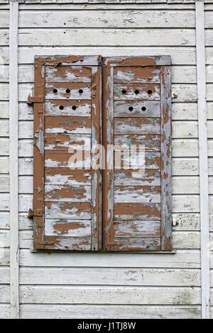 Volets en bois patiné très fermé Banque D'Images
