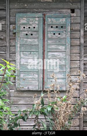 Volets en bois patiné très fermé Banque D'Images
