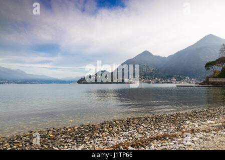 Le Lac Majeur, Laveno, Italie. Vue de la petite et pittoresque station touristique et le Mont Sasso del Ferro Banque D'Images