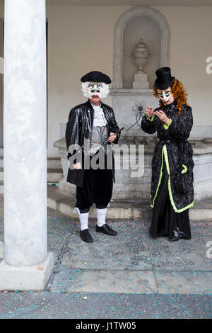 Nadelberg, Bâle, Suisse - le 7 mars 2017. Deux participants avec d'autant plus beaux et élégants costumes jouant piccolo. Banque D'Images