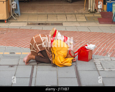 Tainan,Taiwan - 10 octobre 2016 : les moines bouddhistes priant et la collecte de dons sur un marché local Banque D'Images