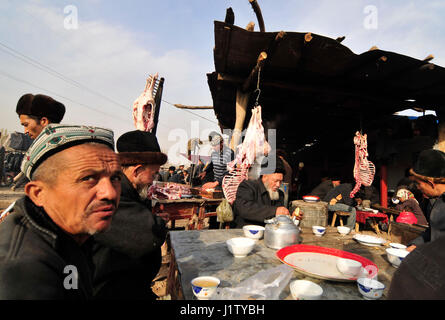 Une maison de thé traditionnelle Uyghur servir le thé et Samsa. Banque D'Images