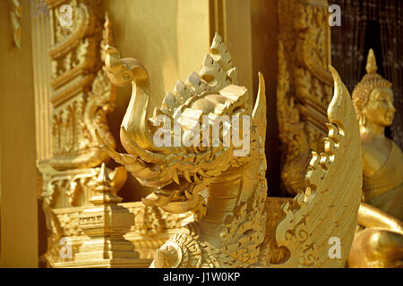 Close-up d'un dragon ailé qui garde l'entrée de la salle principale du Wat Paknam Jolo (Temple d'Or) en Bang Khla dans Chachaoengsao Province dans Centra Banque D'Images