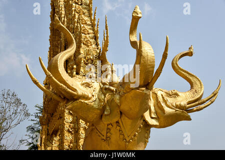 L'Erawan, l'éléphant à trois têtes, à l'entrée de la salle principale du Wat Paknam Jolo (Temple d'Or) en Bang Khla dans Chachaoengsao Province dans le Centr Banque D'Images