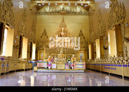 Statues de Bouddha dans le hall principal du Wat Paknam Jolo (Temple d'Or) en Bang Khla dans Chachaoengsao Province dans le centre de la Thaïlande Banque D'Images