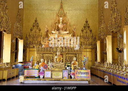 Statues de Bouddha dans le hall principal du Wat Paknam Jolo (Temple d'Or) en Bang Khla dans Chachaoengsao Province dans le centre de la Thaïlande Banque D'Images