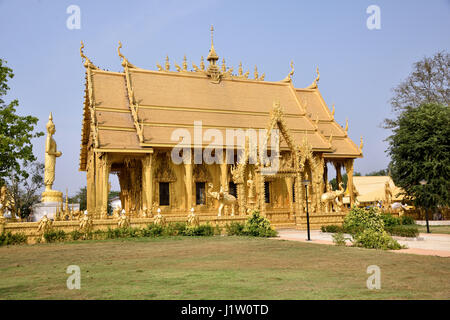 Le hall principal du Wat Paknam Jolo (Temple d'Or) en Bang Khla dans Chachaoengsao Province dans le centre de la Thaïlande Banque D'Images