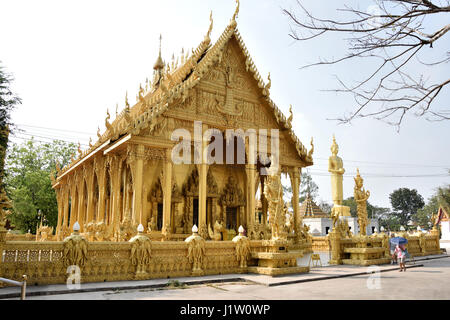 Le hall principal du Wat Paknam Jolo (Temple d'Or) en Bang Khla dans Chachaoengsao Province dans le centre de la Thaïlande Banque D'Images