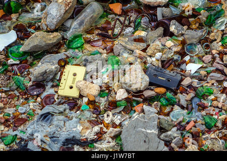 Décharge, déchets, avec des éclats de verre, plastique et métal rouillé, Grèce Banque D'Images