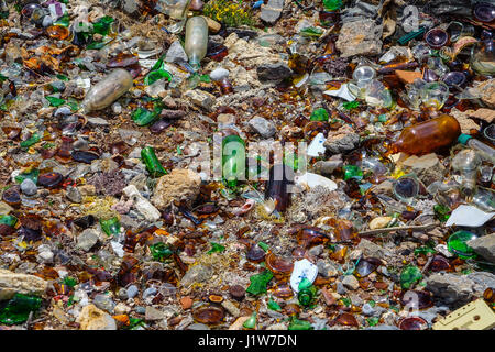 Décharge, déchets, avec des éclats de verre, plastique et métal rouillé, Grèce Banque D'Images