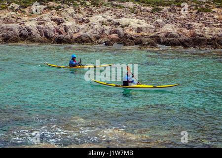 Kayak de mer au large de l'île de Telendos, Kalymnos, Grèce Banque D'Images