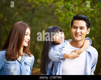 Young Asian family walking profiter de la nature. Banque D'Images