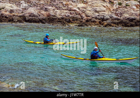 Kayak de mer au large de l'île de Telendos, Kalymnos, Grèce Banque D'Images