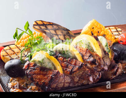 Délicieux avec du maïs sucré beefsteak orange pommes sur plateau en bois