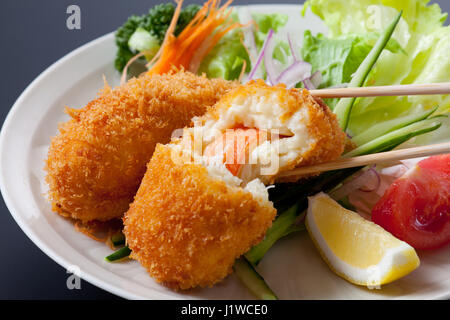 La viande de crabe pané frit avec du fromage sur le plat Banque D'Images