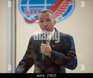 La Station spatiale internationale de la NASA 51 membre de l'équipage de l'expédition de sauvegarde de l'astronaute américain Randy Bresnik parle au cours de la réunion de la Commission de l'état d'approuver le lancement de Soyouz-04 MS le cosmonaute le 19 avril 2017 Hôtel à Baïkonour, au Kazakhstan. (Photo par Aubrey Gemignani /NASA via Planetpix) Banque D'Images