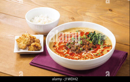 Boeuf et nouilles en soupe au riz et frites Banque D'Images