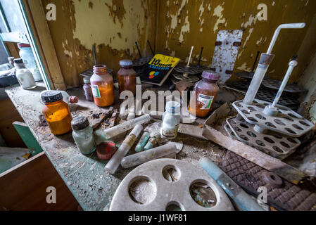 Laboratoire de chimie dans le secondaire en Mashevo village abandonné de la centrale nucléaire de Tchernobyl en Ukraine, la zone d'Aliénation Banque D'Images