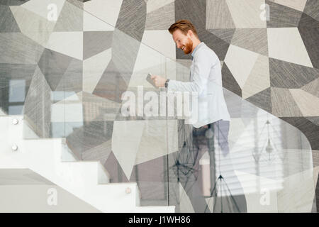 Businessman dans suite portrait office building Banque D'Images